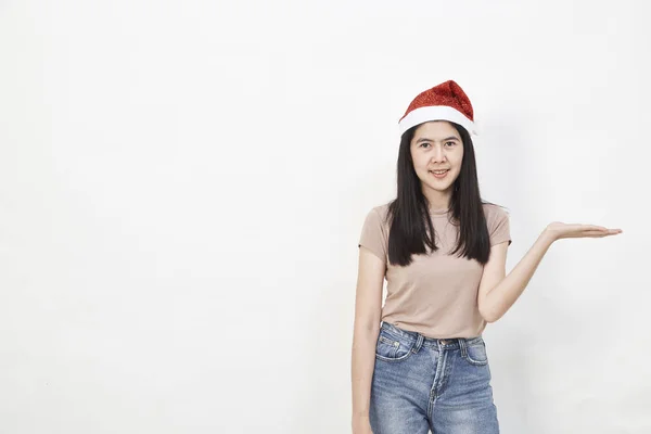 Krásná Dívka Rukou Santa Hat Portrét Ukazuje Něco Šedém Pozadí — Stock fotografie