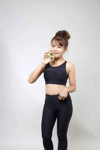 Jonge Vrouw Yoga Donuts Met Junk Food Houden Witte Achtergrond — Stockfoto