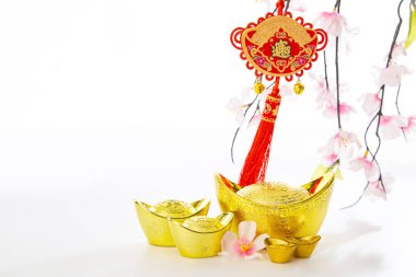 Çin yeni yıl süslemeleri geleneksel el sanatları altın külçe ve erik ağacı boş beyaz arka planda iş için teşvik ve zengin ve goodluck Çin alfabesi anlamı.