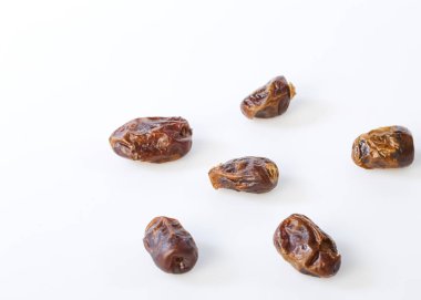 Beyaz bir arka plan üzerinde kurutulmuş tarihleri (hurma Phoenix dactylifera meyvelerini).