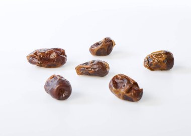 Beyaz bir arka plan üzerinde kurutulmuş tarihleri (hurma Phoenix dactylifera meyvelerini).