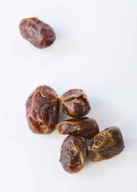 Beyaz bir arka plan üzerinde kurutulmuş tarihleri (hurma Phoenix dactylifera meyvelerini).