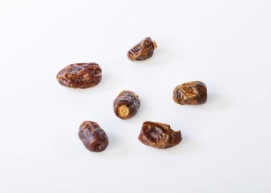 Beyaz bir arka plan üzerinde kurutulmuş tarihleri (hurma Phoenix dactylifera meyvelerini).