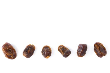 Beyaz bir arka plan üzerinde kurutulmuş tarihleri (hurma Phoenix dactylifera meyvelerini).