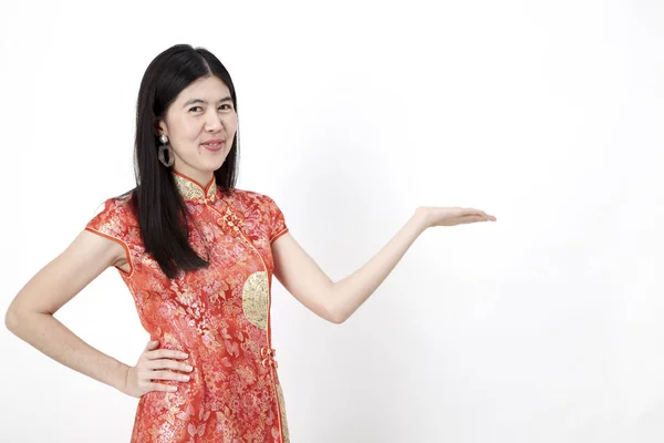 Mujer Asiática Con Vestido Chino Rojo Sobre Fondo Blanco Promover — Foto de Stock