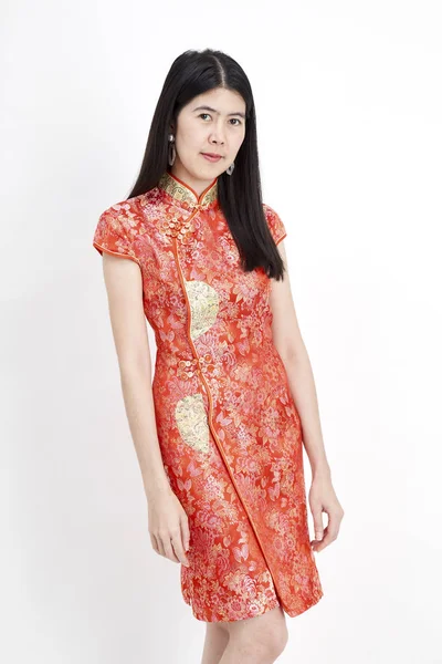 Donna Asiatica Che Indossa Abito Cinese Rosso Sfondo Bianco Promuovere — Foto Stock