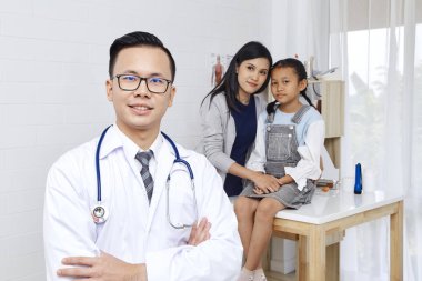 Doktor sağlık kliniği ile arka plan için hemşirelik bakımı profesyonel ve sabırlı güven hastane otelcilik kavram, anne ve Asyalı kızı gel doktora.