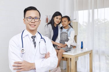 Doktor sağlık kliniği ile arka plan için hemşirelik bakımı profesyonel ve sabırlı güven hastane otelcilik kavram, anne ve Asyalı kızı gel doktora.