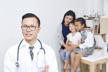 Doktor sağlık kliniği ile arka plan için hemşirelik bakımı profesyonel ve sabırlı güven hastane otelcilik kavram, anne ve Asyalı kızı gel doktora.
