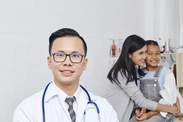 Arts Met Medische Kliniek Achtergrond Voor Verpleegkundige Zorgen Professioneel Geduldig — Stockfoto