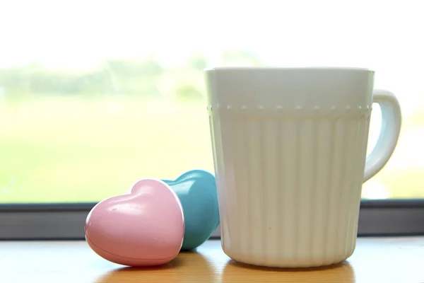 Weiße Kaffeetasse Weiß Rosa Herz Mit Blauem Und Grünem Hintergrund — Stockfoto