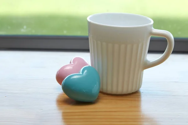 Roze Hart Wit Koffiekopje Wit Met Blauwe Groene Achtergrond Ochtendzon — Stockfoto