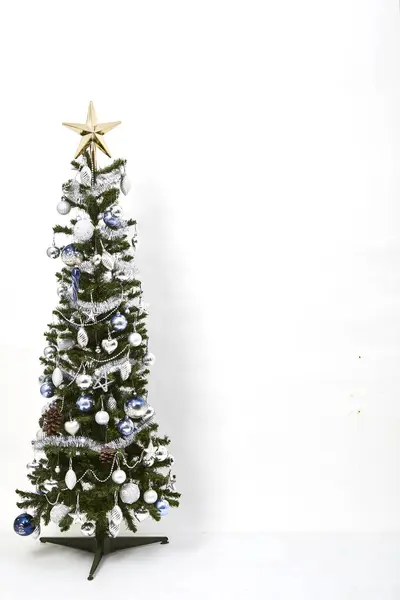 2020 Weihnachtsbaum Mit Dekoration Geschenkbox Auf Weißem Hintergrund Weihnachtskonzept Innenraum — Stockfoto