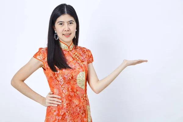 Γυναίκα Ομορφιά Φορούν Cheongsam Και Χαμόγελο Σας Στο Κινεζικό Νέο — Φωτογραφία Αρχείου