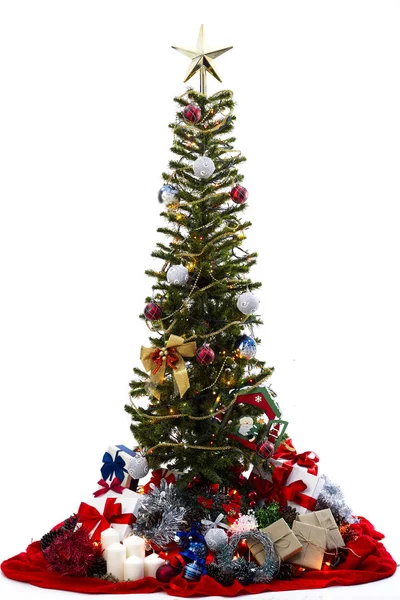 白い背景の上の美しいモミの木とプレゼントとクリスマス ツリーを飾られています 新年の設計のため — ストック写真
