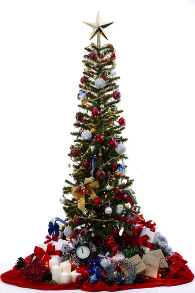 白い背景の上の美しいモミの木とプレゼントとクリスマス ツリーを飾られています 新年の設計のため — ストック写真