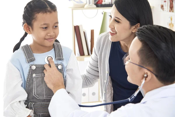 Doctor Listens Lungs Sick Boy Stethoscope Came His Mother Doctor — Stock Photo, Image