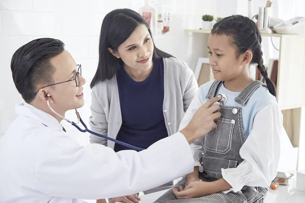 Médico Escucha Los Pulmones Niño Enfermo Estetoscopio Vino Con Madre — Foto de Stock