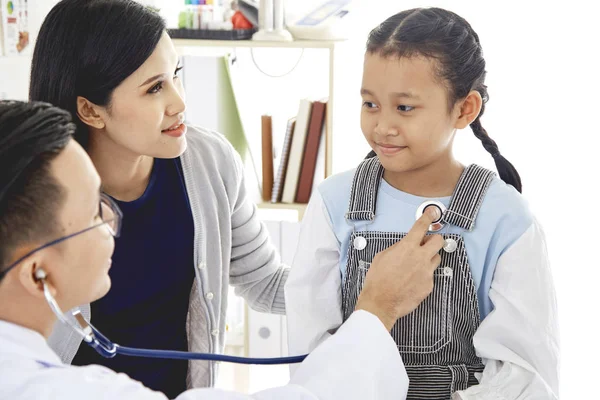 Médico Ouve Pulmões Menino Doente Estetoscópio Ele Veio Com Mãe — Fotografia de Stock