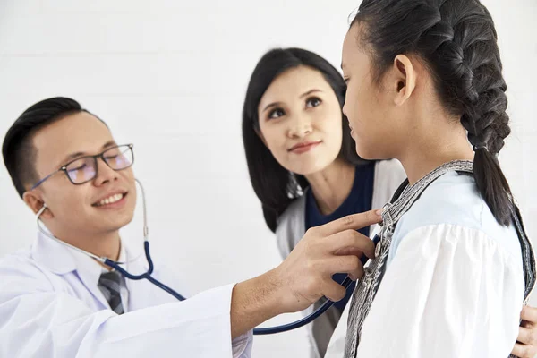 Dokter Luistert Naar Longen Van Een Zieke Jongen Een Stethoscoop — Stockfoto
