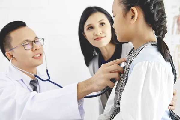 Médico Ouve Pulmões Menino Doente Estetoscópio Ele Veio Com Mãe — Fotografia de Stock