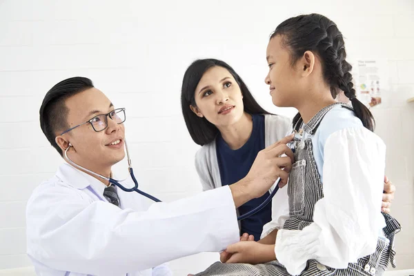 Médico Escucha Los Pulmones Niño Enfermo Estetoscopio Vino Con Madre —  Fotos de Stock