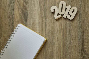 İş hedefi kavramı yeni yıl 2019 arka plan çalışma alanı çerçeve ahşap arka plan .flat üzerinde yatıyordu