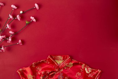 Tasarım Çin yeni yılı 2019 kırmızı backgroung dekorasyon. nimet metin demek mutlu, sağlıklı ve servet ile. Önümüzdeki Çin yeni yılı için en iyi dilek ve iyi şanslar demek. düz lay