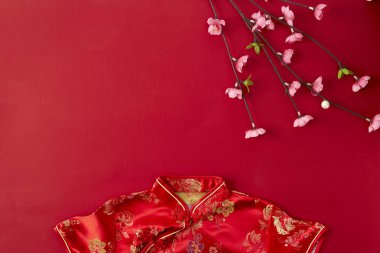 Tasarım Çin yeni yılı 2019 kırmızı backgroung dekorasyon. nimet metin demek mutlu, sağlıklı ve servet ile. Önümüzdeki Çin yeni yılı için en iyi dilek ve iyi şanslar demek. düz lay