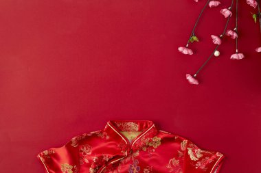 Tasarım Çin yeni yılı 2019 kırmızı backgroung dekorasyon. nimet metin demek mutlu, sağlıklı ve servet ile. Önümüzdeki Çin yeni yılı için en iyi dilek ve iyi şanslar demek. düz lay