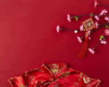 Tasarım Çin yeni yılı 2019 kırmızı backgroung dekorasyon. nimet metin demek mutlu, sağlıklı ve servet ile. Önümüzdeki Çin yeni yılı için en iyi dilek ve iyi şanslar demek. düz lay