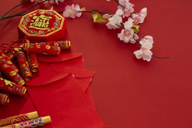 Çin yeni yılı 2019 festival decorations.firecrackers,gold külçe, kırmızı paket, Erik çiçeği, kırmızı zemin üzerine. Üstten görünüm aksesuarları. Çeviri: Fu iyi servet, bahar anlam Chun anlamı.