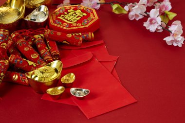 Çin yeni yılı 2019 festival decorations.firecrackers,gold külçe, kırmızı paket, Erik çiçeği, kırmızı zemin üzerine. Üstten görünüm aksesuarları. Çeviri: Fu iyi servet, bahar anlam Chun anlamı.