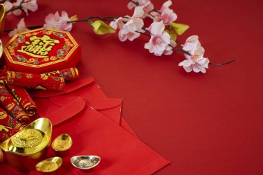 Çin yeni yılı 2019 festival decorations.firecrackers,gold külçe, kırmızı paket, Erik çiçeği, kırmızı zemin üzerine. Üstten görünüm aksesuarları. Çeviri: Fu iyi servet, bahar anlam Chun anlamı.