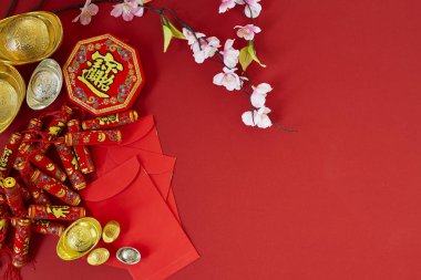 Çin yeni yılı 2019 festival decorations.firecrackers,gold külçe, kırmızı paket, Erik çiçeği, kırmızı zemin üzerine. Üstten görünüm aksesuarları. Çeviri: Fu iyi servet, bahar anlam Chun anlamı.