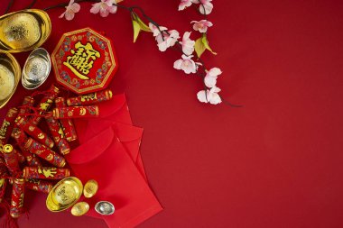 Çin yeni yılı 2019 festival decorations.firecrackers,gold külçe, kırmızı paket, Erik çiçeği, kırmızı zemin üzerine. Üstten görünüm aksesuarları. Çeviri: Fu iyi servet, bahar anlam Chun anlamı.