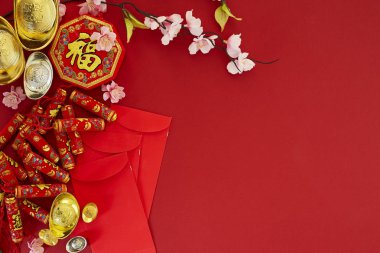 Çin yeni yılı 2019 festival decorations.firecrackers,gold külçe, kırmızı paket, Erik çiçeği, kırmızı zemin üzerine. Üstten görünüm aksesuarları. Çeviri: Fu iyi servet, bahar anlam Chun anlamı.