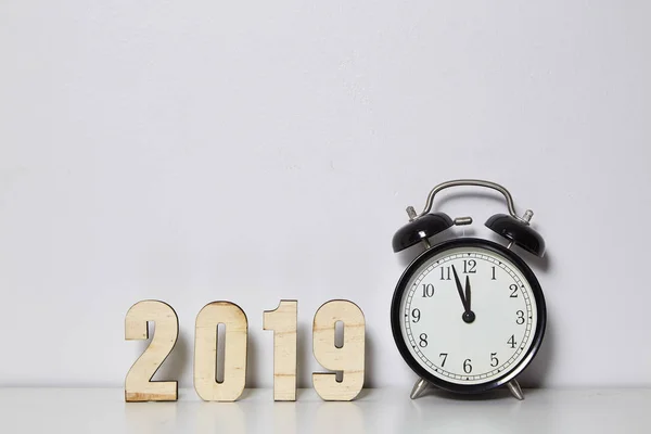 Šťastný Nový Rok Koncepce Budík Dřevěné Číslo 2019 Zdi Bílé — Stock fotografie