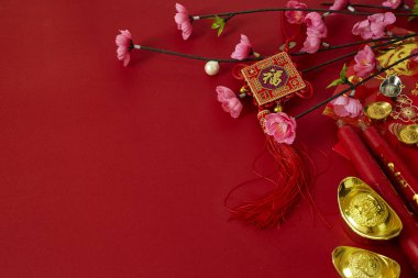 Çin yeni yılı 2019 festival süsleri erik çiçekleri kırmızı zemin üzerine (Çince karakterler. makalede bakın iyi şanslar, zenginlik, para akışı) boş alanı tasarımı için