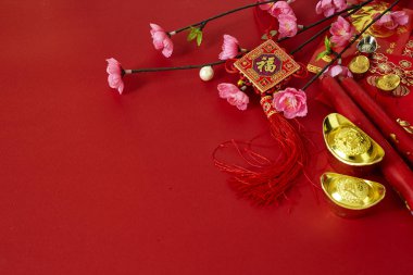 Çin yeni yılı 2019 festival süsleri erik çiçekleri kırmızı zemin üzerine (Çince karakterler. makalede bakın iyi şanslar, zenginlik, para akışı) boş alanı tasarımı için