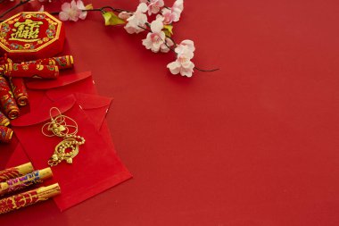 Çin yeni yılı 2019 festival süsleri erik çiçekleri kırmızı zemin üzerine (Çince karakterler. makalede bakın iyi şanslar, zenginlik, para akışı) boş alanı tasarımı için