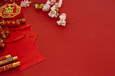 Çin yeni yılı 2019 festival süsleri erik çiçekleri kırmızı zemin üzerine (Çince karakterler. makalede bakın iyi şanslar, zenginlik, para akışı) boş alanı tasarımı için