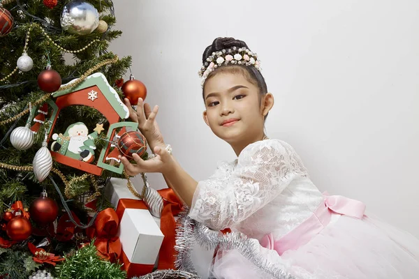 Joyeux Noël Joyeuses Fêtes Mignon Petit Enfant Asiatique Fille Décore — Photo