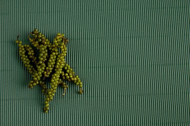 Biber ile yeşil Kağıt oluklu. Tropikal otsular kavramı. Tasarım için boş alan