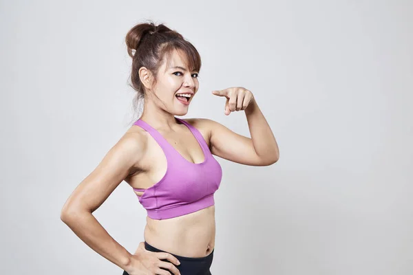 Kadın Fitness Takım Ayakta Beyaz Zemin Üzerine Işaret Içinde Egzersiz — Stok fotoğraf