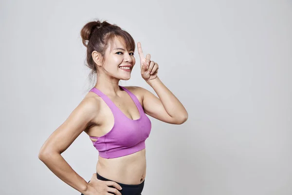 Kadın Fitness Takım Ayakta Beyaz Zemin Üzerine Işaret Içinde Egzersiz — Stok fotoğraf