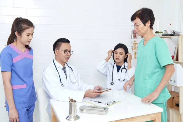 Asya Sağlık Insan Grubu Diğer Doktorlar Hemşire Cerrah Hastane Ofis — Stok fotoğraf