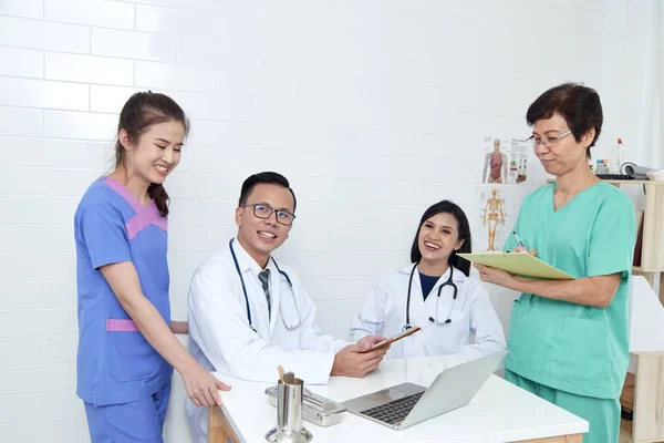 Grupo Asiático Pessoas Saúde Médico Profissional Que Trabalha Consultório Hospitalar — Fotografia de Stock