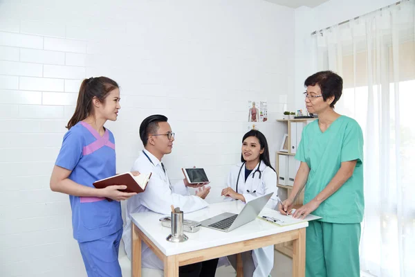 Asiatiska Folk Grupp Professionella Läkare Arbetar Sjukhuset Office Eller Kliniken — Stockfoto