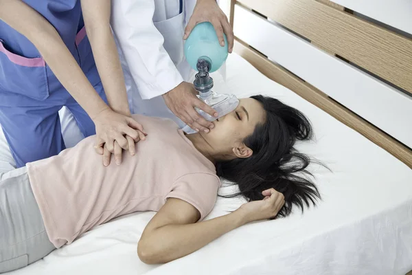 Mãos Médicos Que Dão Massagem Cardíaca Reanimação Uma Paciente Sexo — Fotografia de Stock